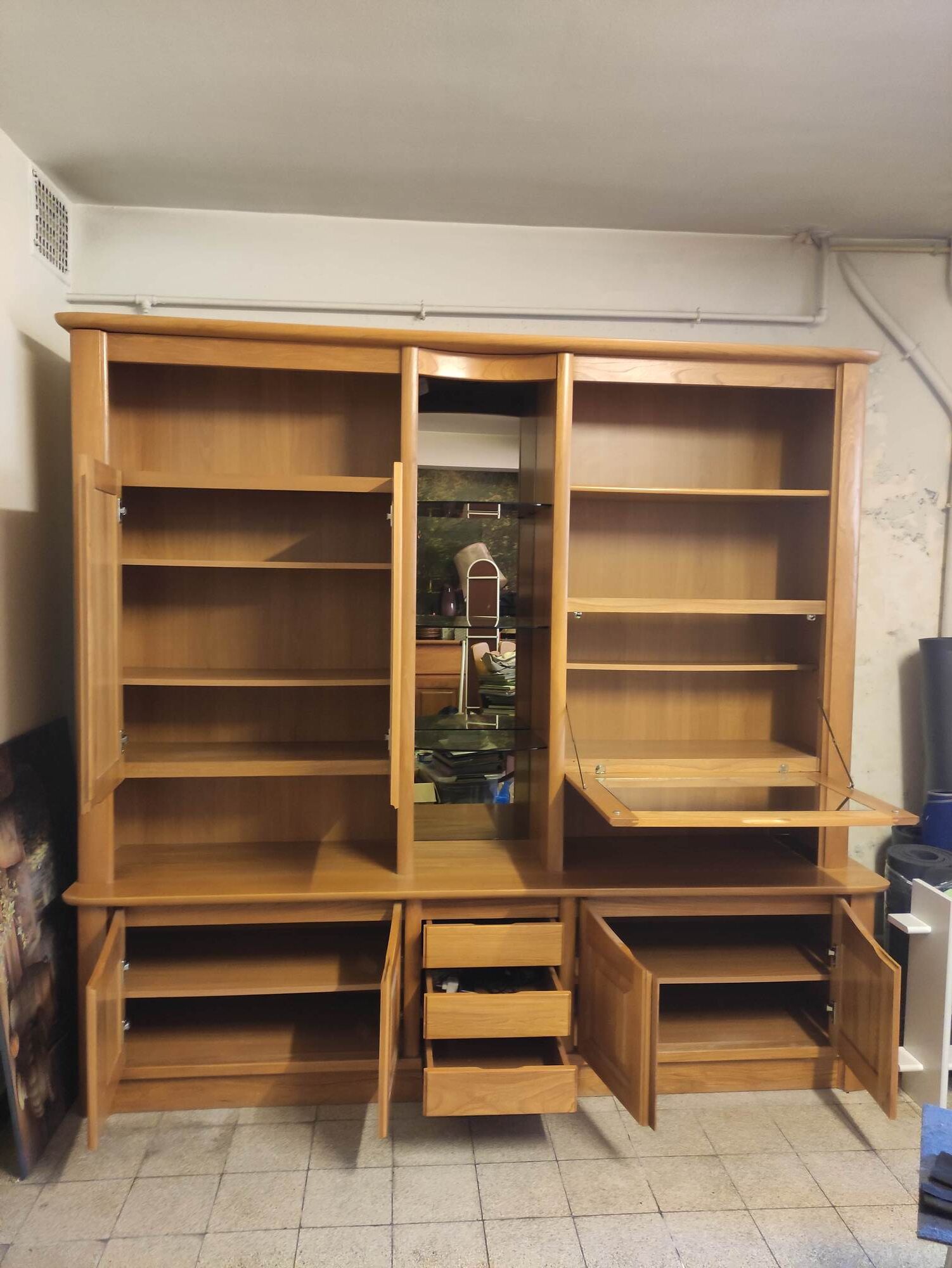 Bahut high in solid alder with bar