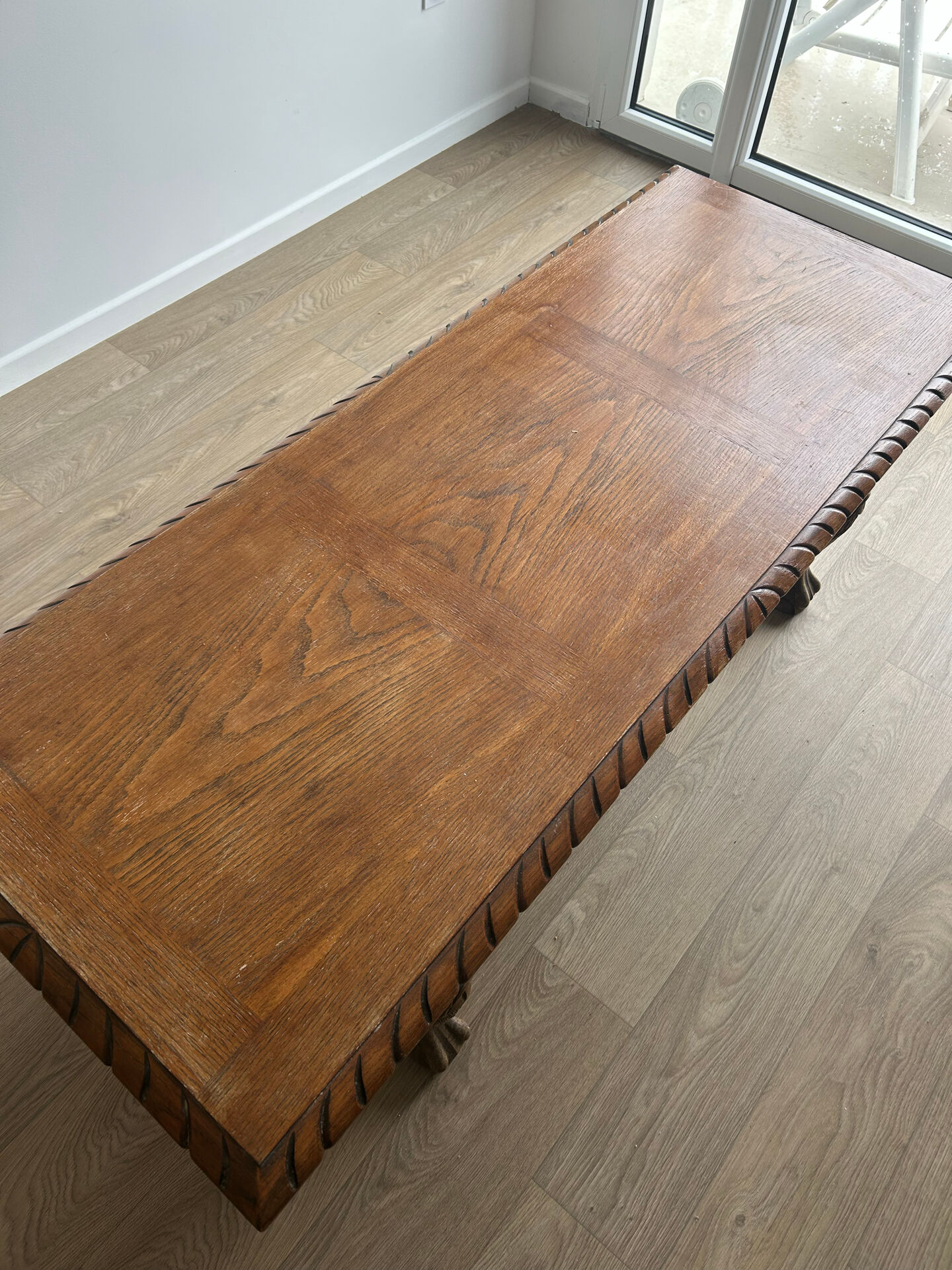 Table basse Renaissance espagnole en bois sculpté