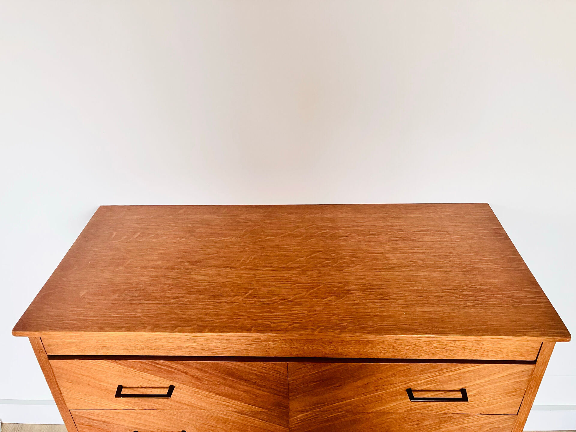 Commode en marqueterie de bois et pieds compas