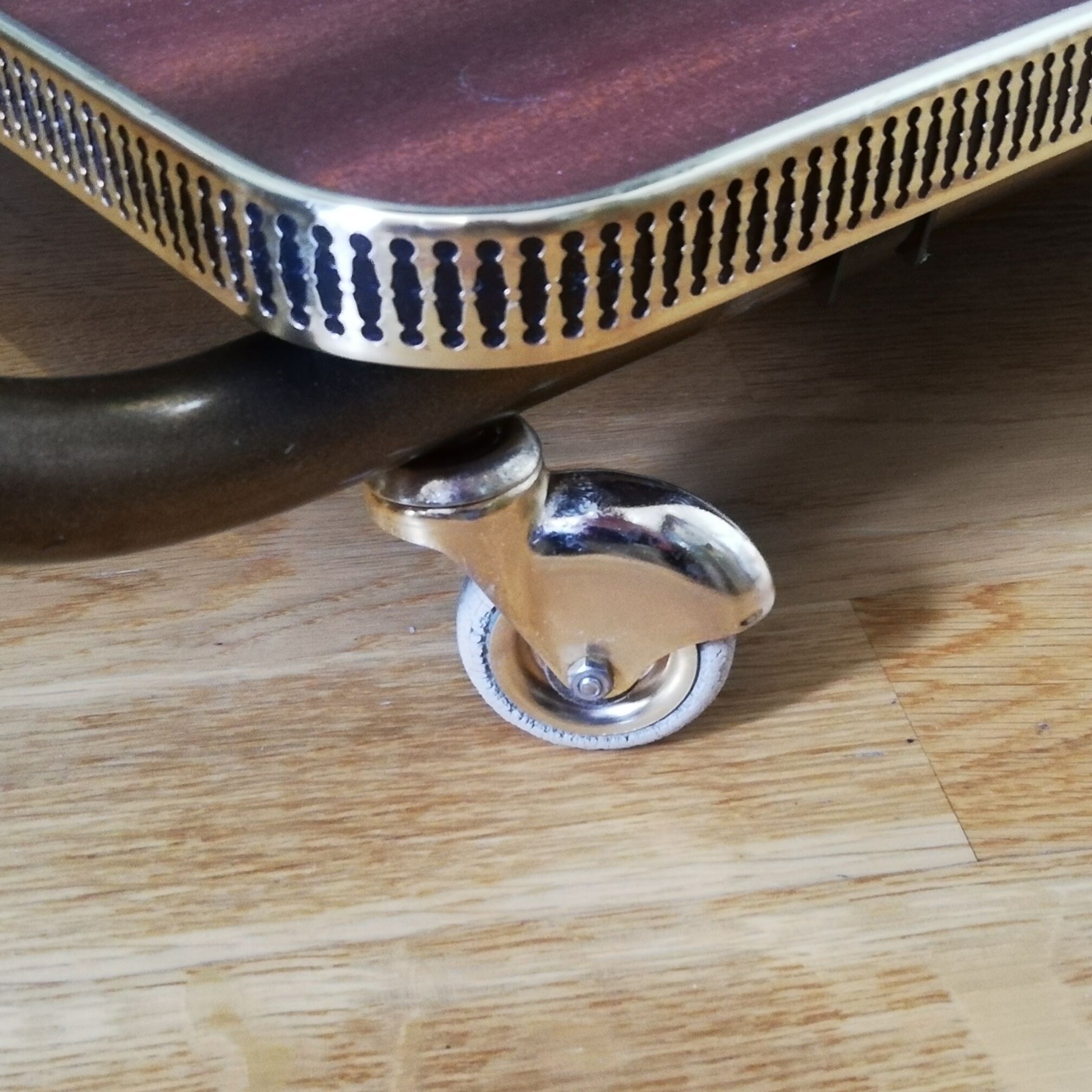 Height-adjustable and reclining art deco service "L'adap-table"