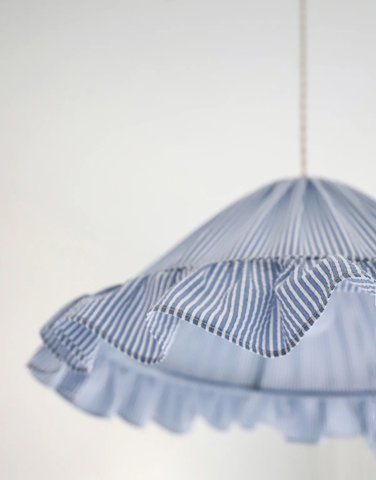 Conical suspension with fine stripes and Emilia "marina" shade.