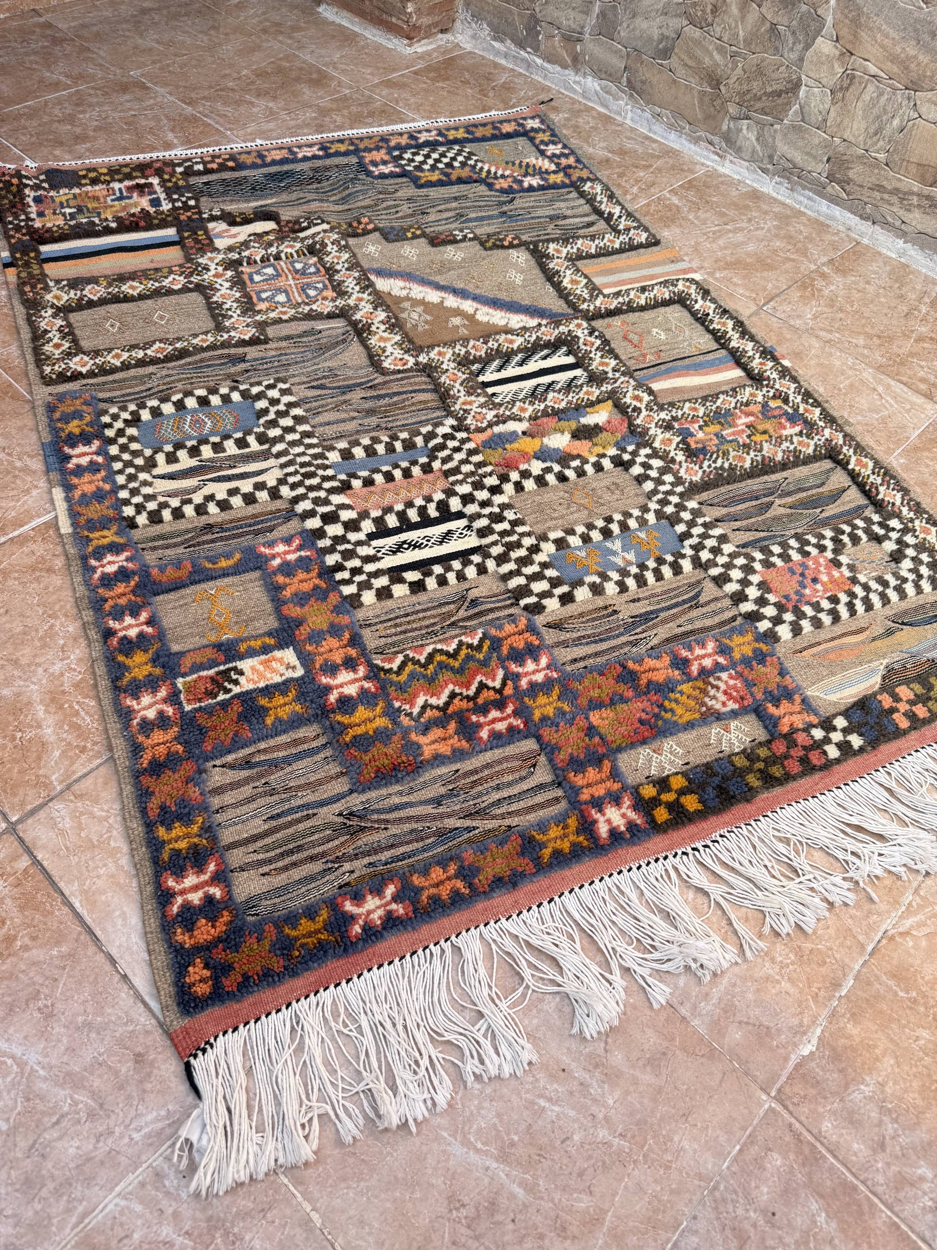 Handmade Berber Kilim rug: Moroccan wall decoration 160 cm x 110 cm
