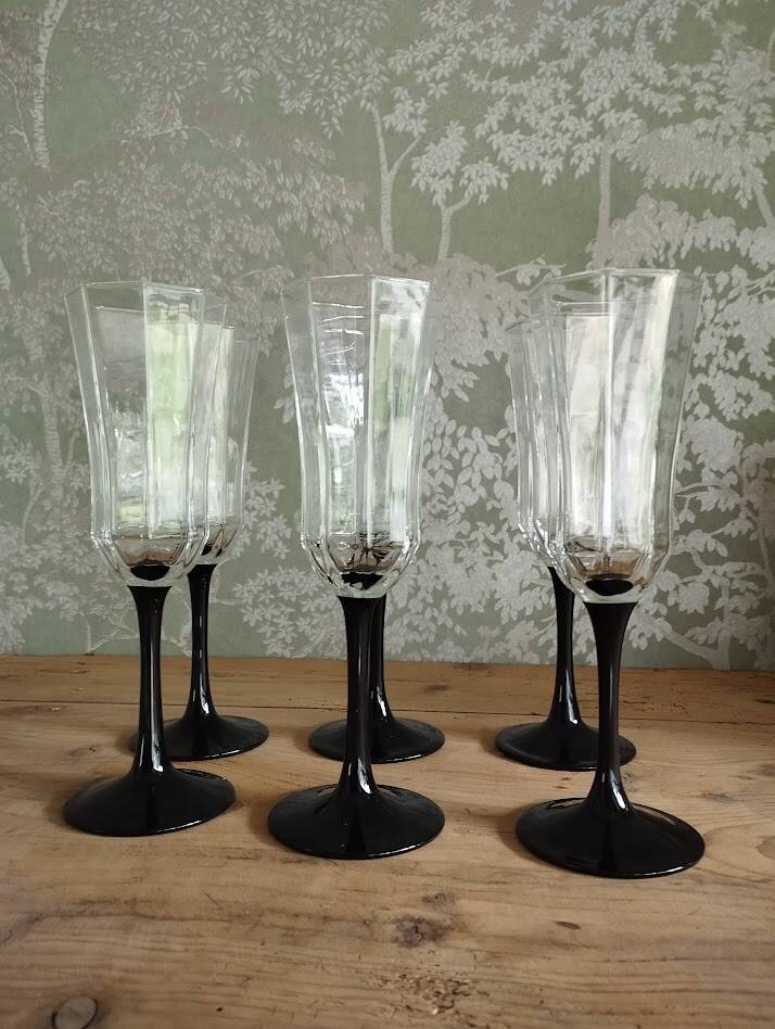Set of 6 Arcoroc flutes with black stems – 1970s design