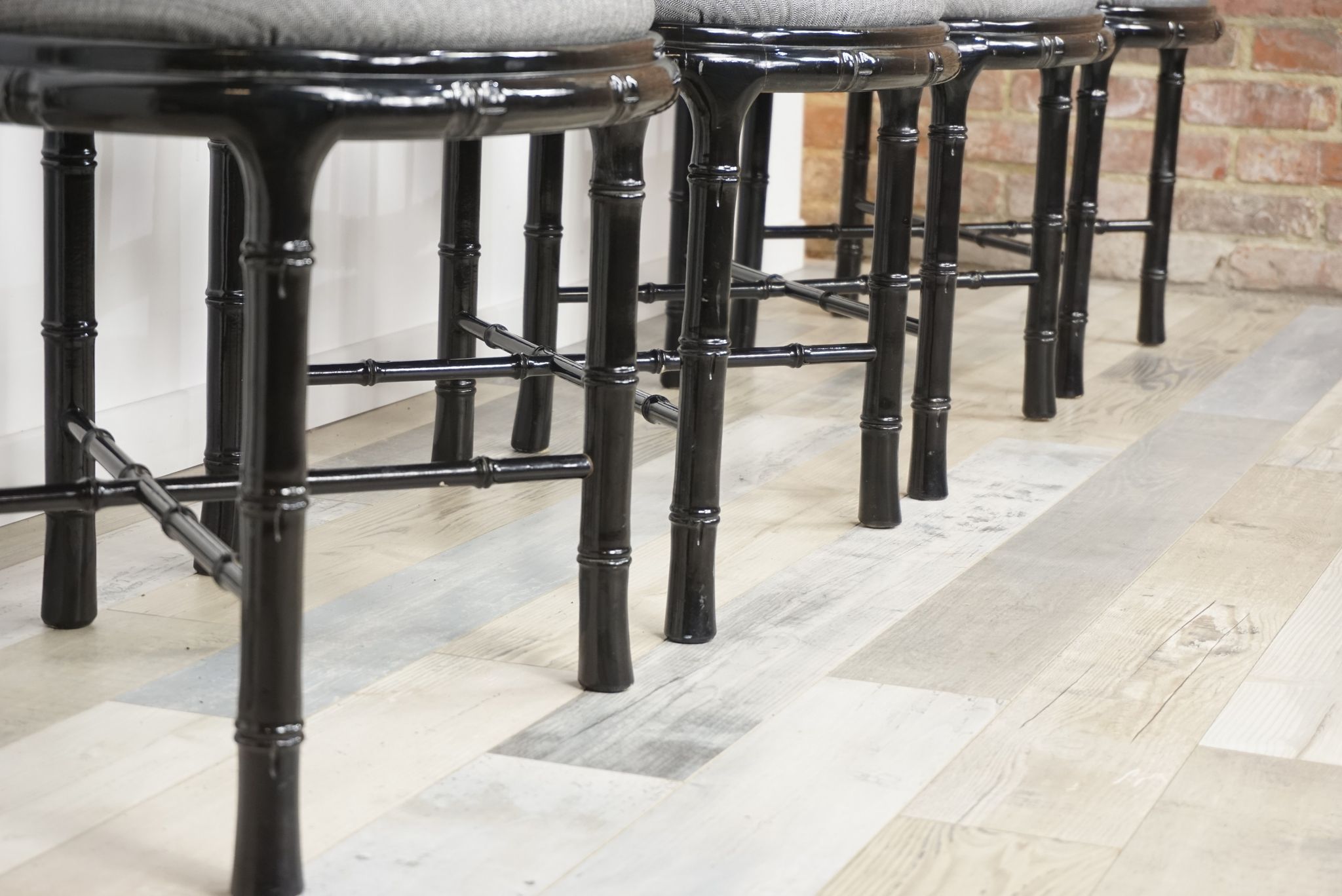 Lot of 4 Italian design chairs 70s - 80s in black laqué wood