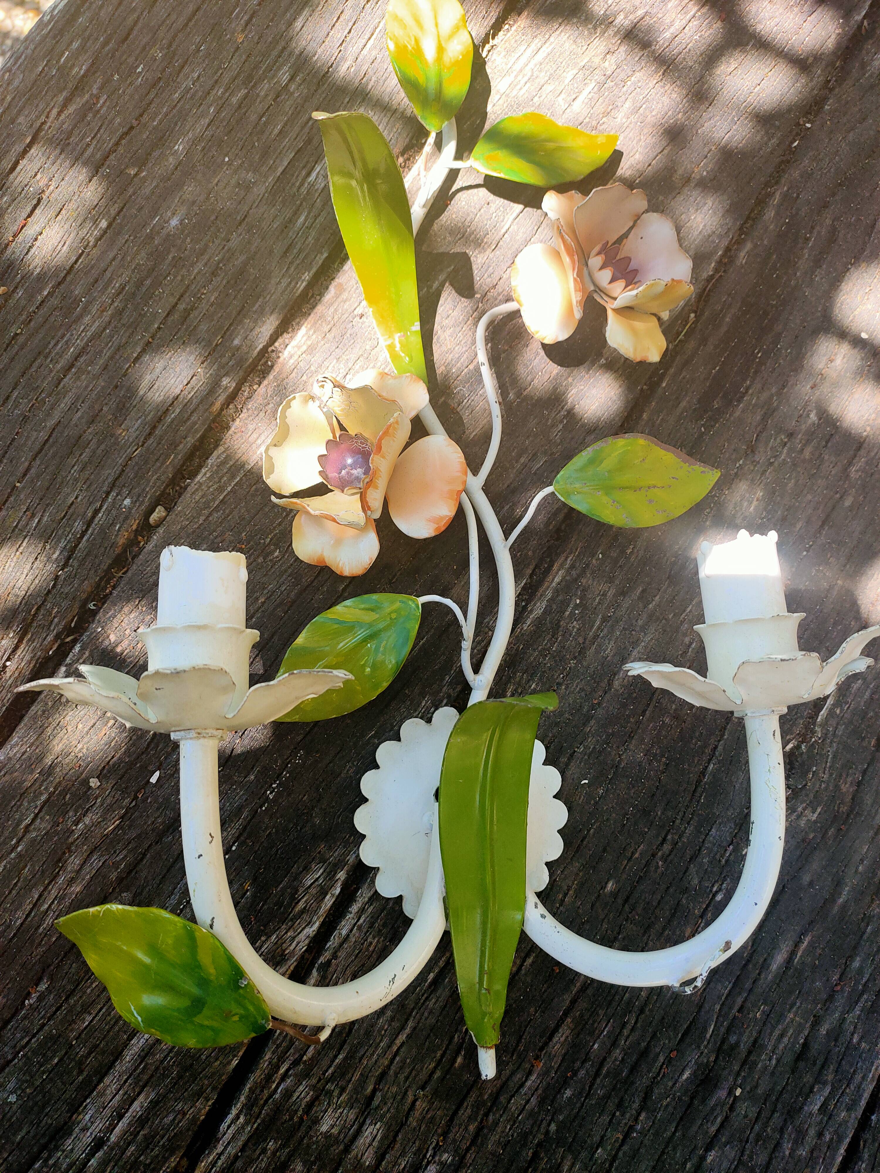 Romantic wall lamp in enamelled metal