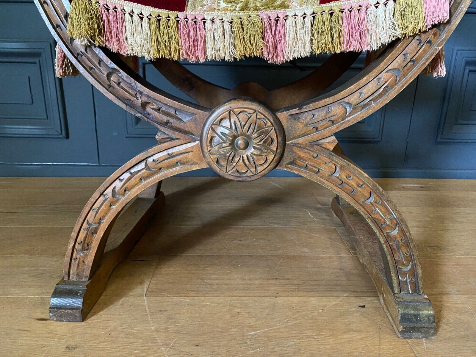 Fauteuil dagobert debut XXe bois sculpte blason neogothique sculpture