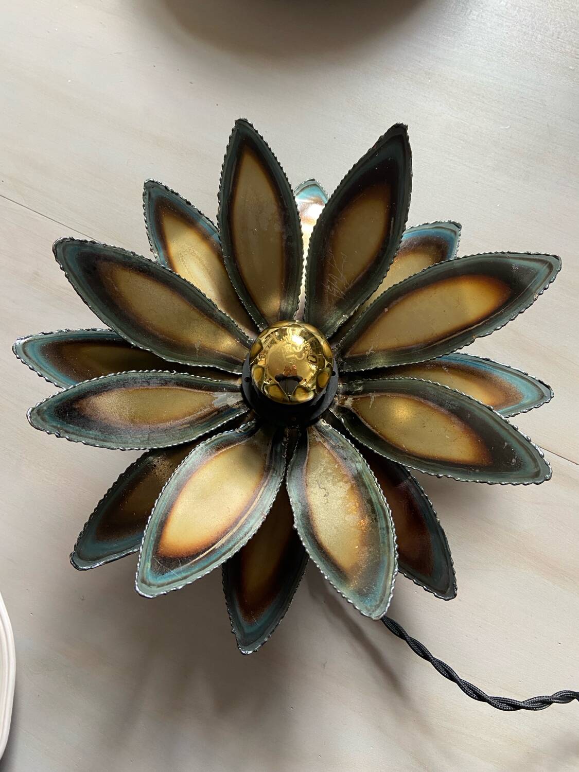 Metal flower wall light