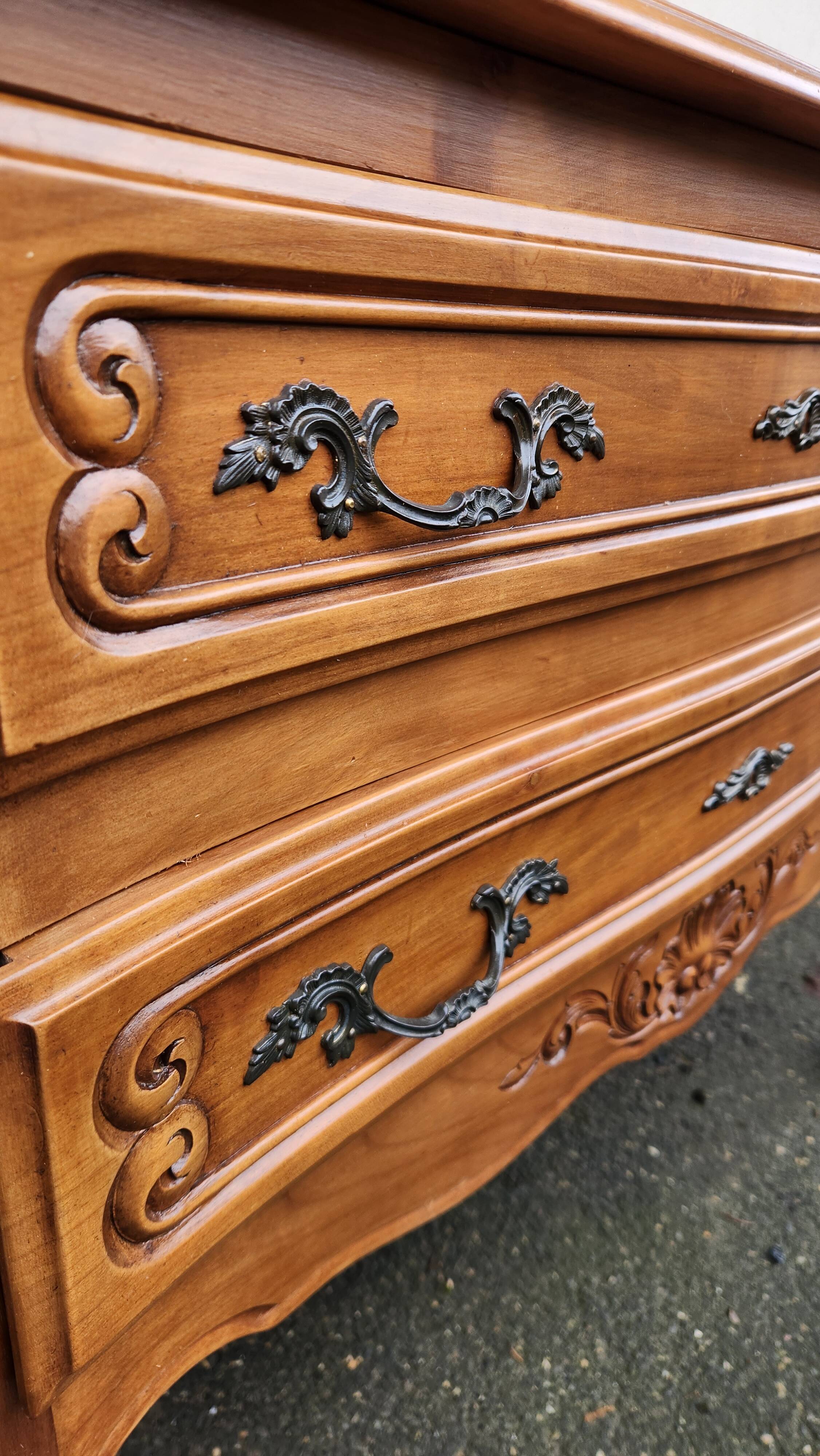Beautiful vintage wooden chest of drawers with 2 drawers.