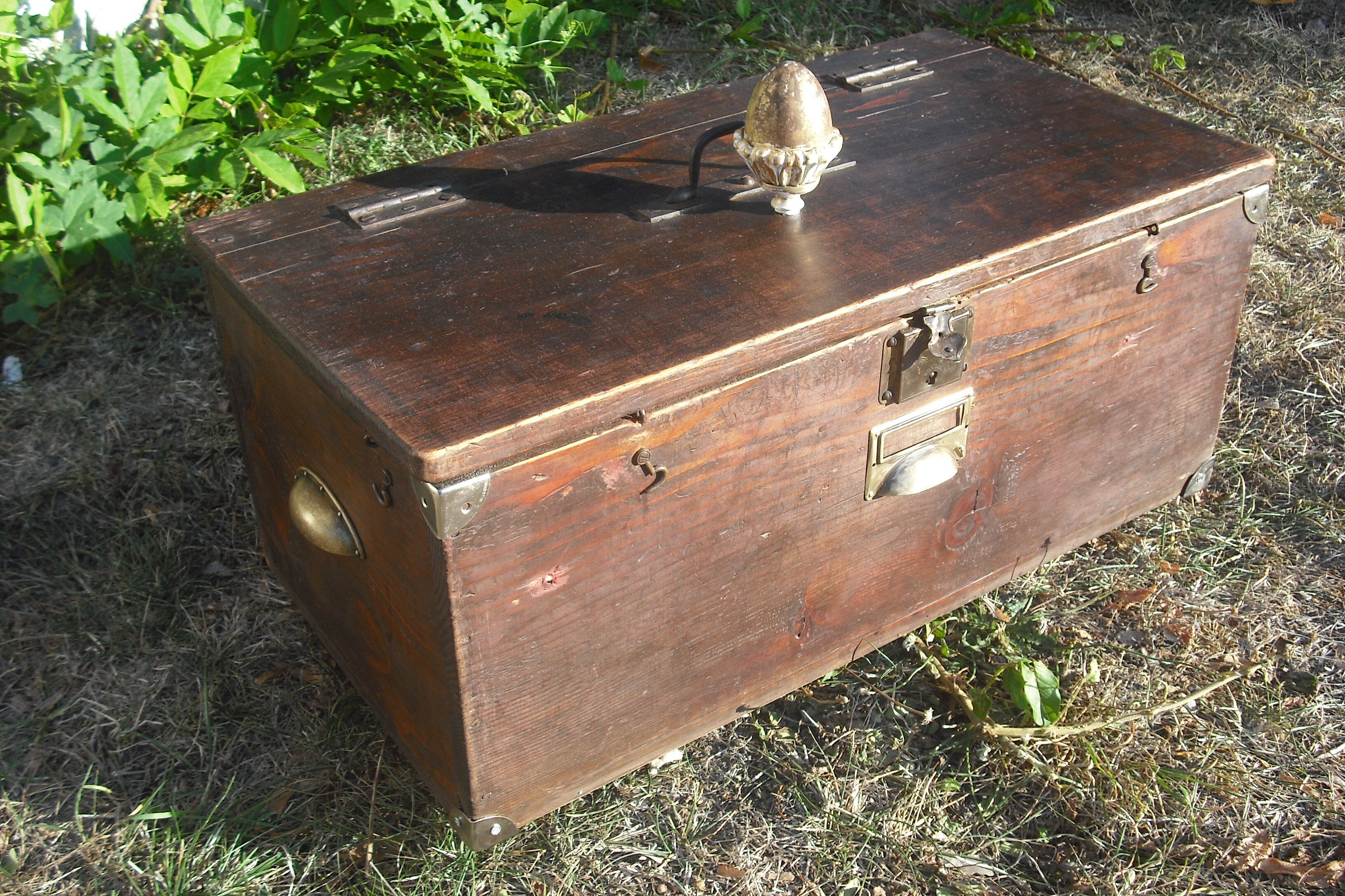 Chest on wheels 19th