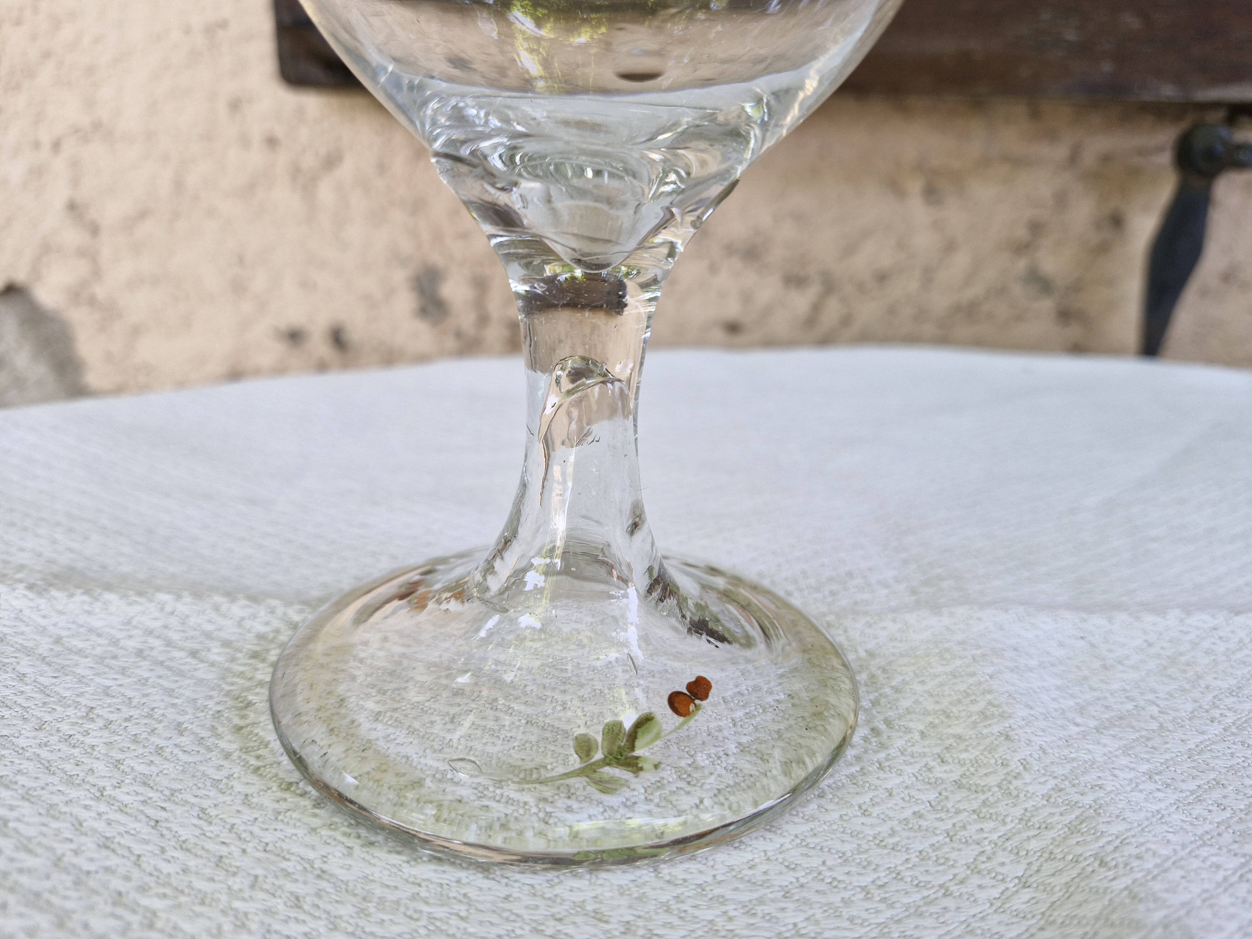 Grand verre ancien émaillé décor floral