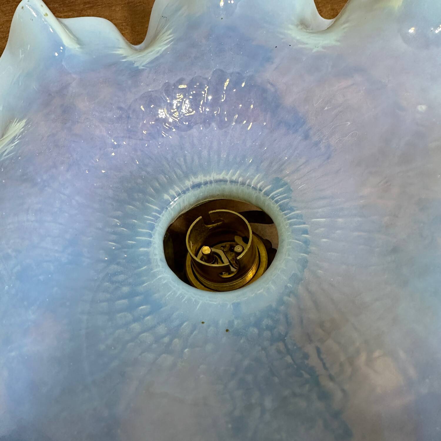 Suspension, old in milky white glass