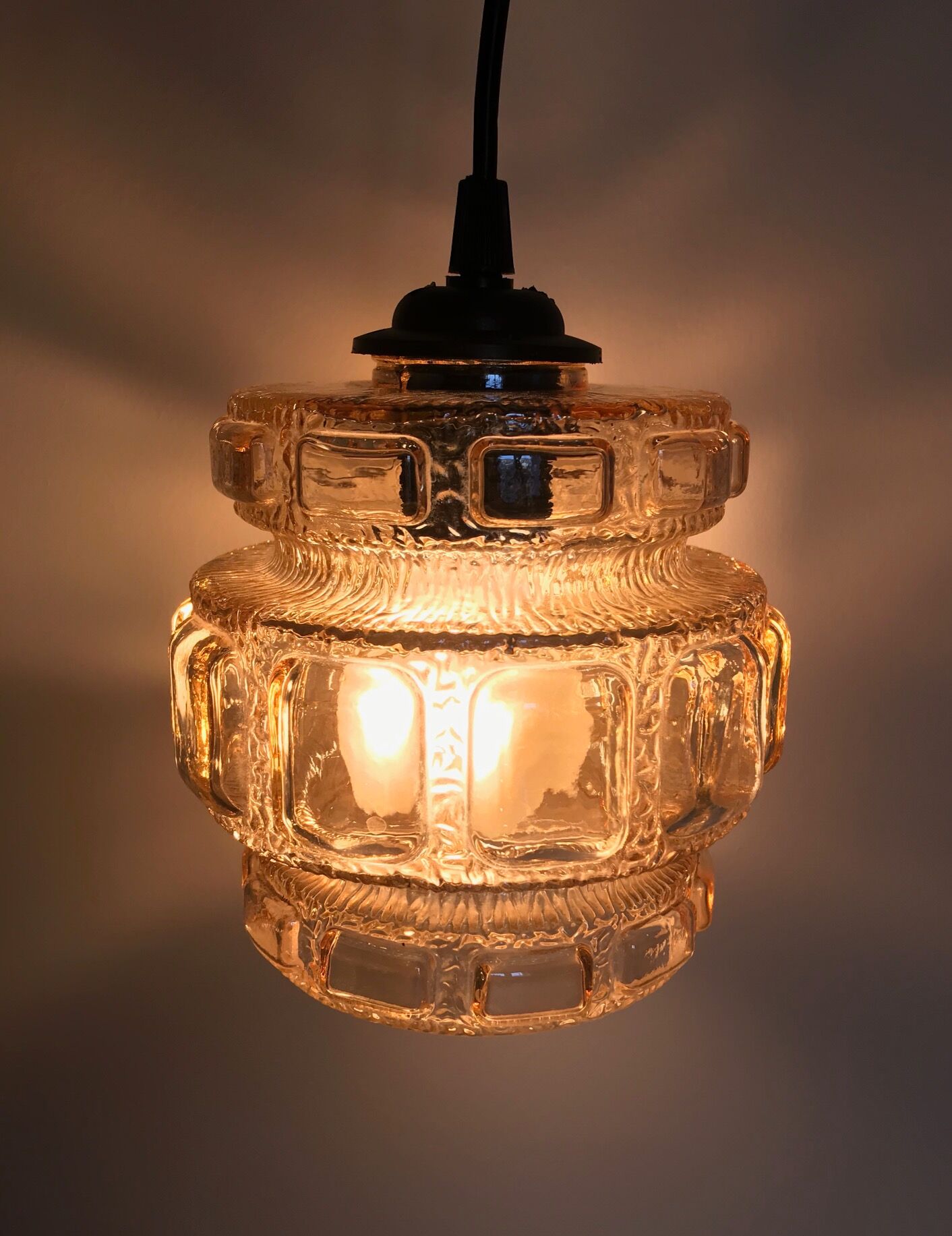 Chiseled glass suspension