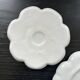 Paire de plats fleurs en porcelaine
