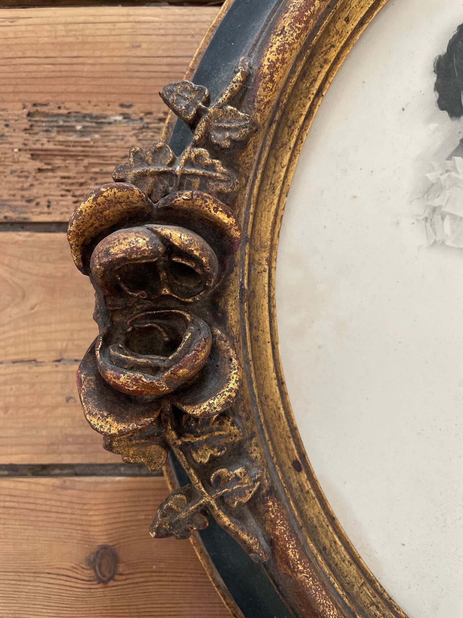 Oval frame XIXth portraits of a woman