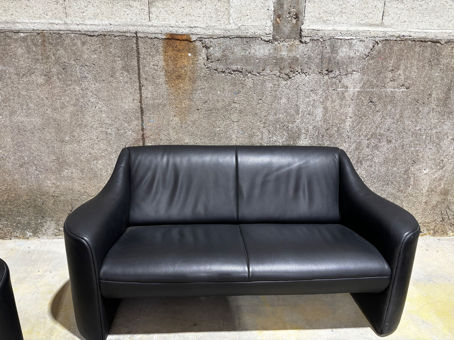 Canapés and Matteo Grassi vintage leather armchairs