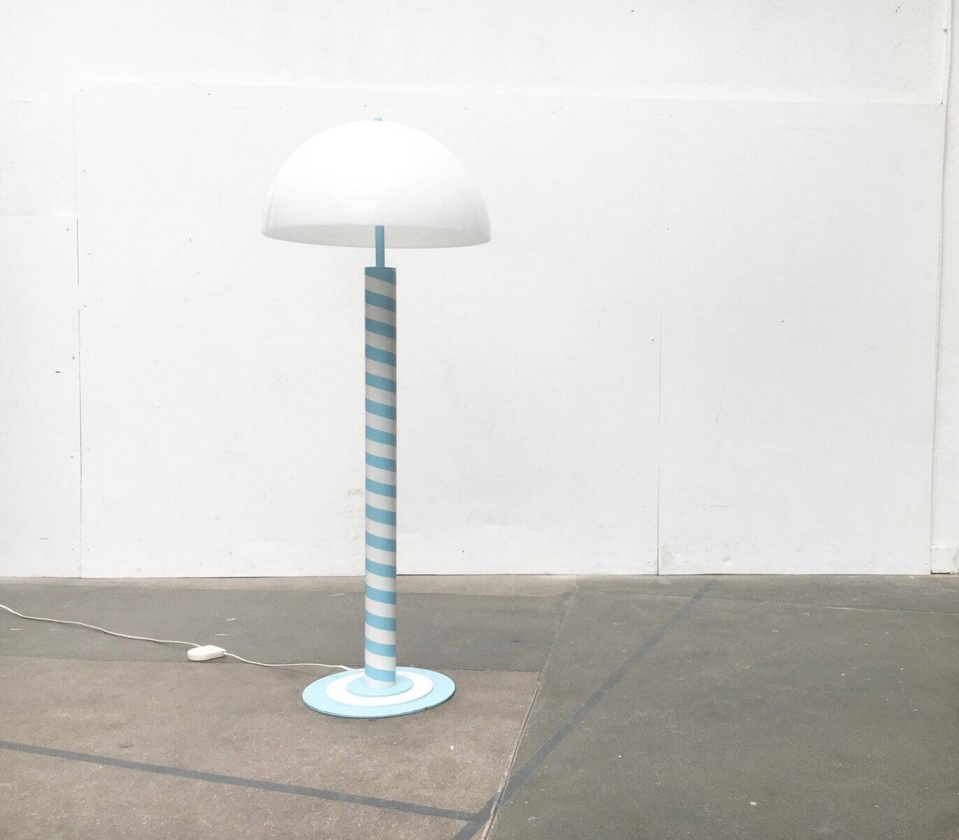 Lampadaire allemand postmoderne avec motif tourbillon bleu clair et blanc, années 1980