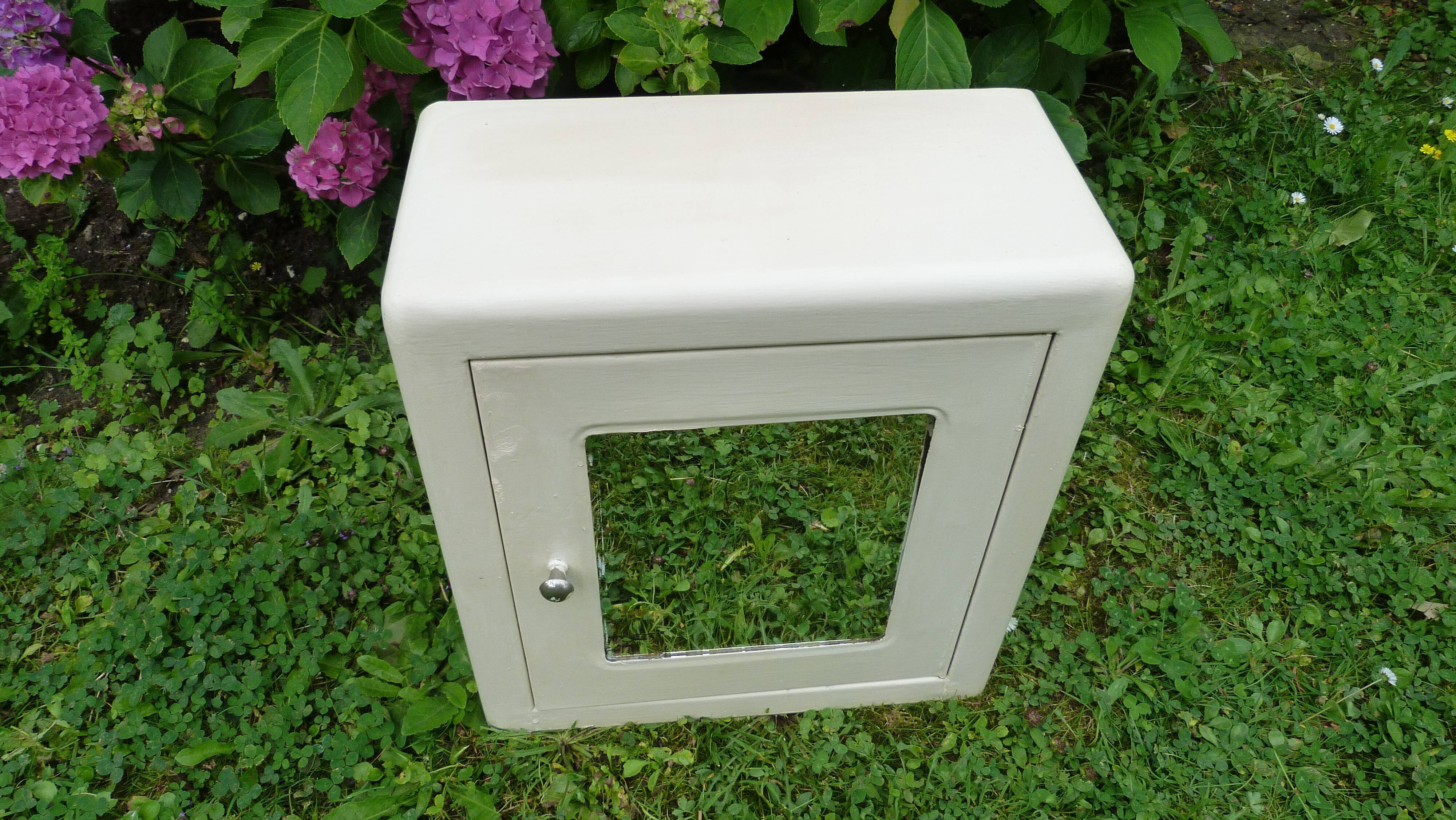 Medicine cabinet 50s in metal