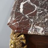 Commode ancienne en acajou, loupe d'Amboine, marbre rouge et bronze