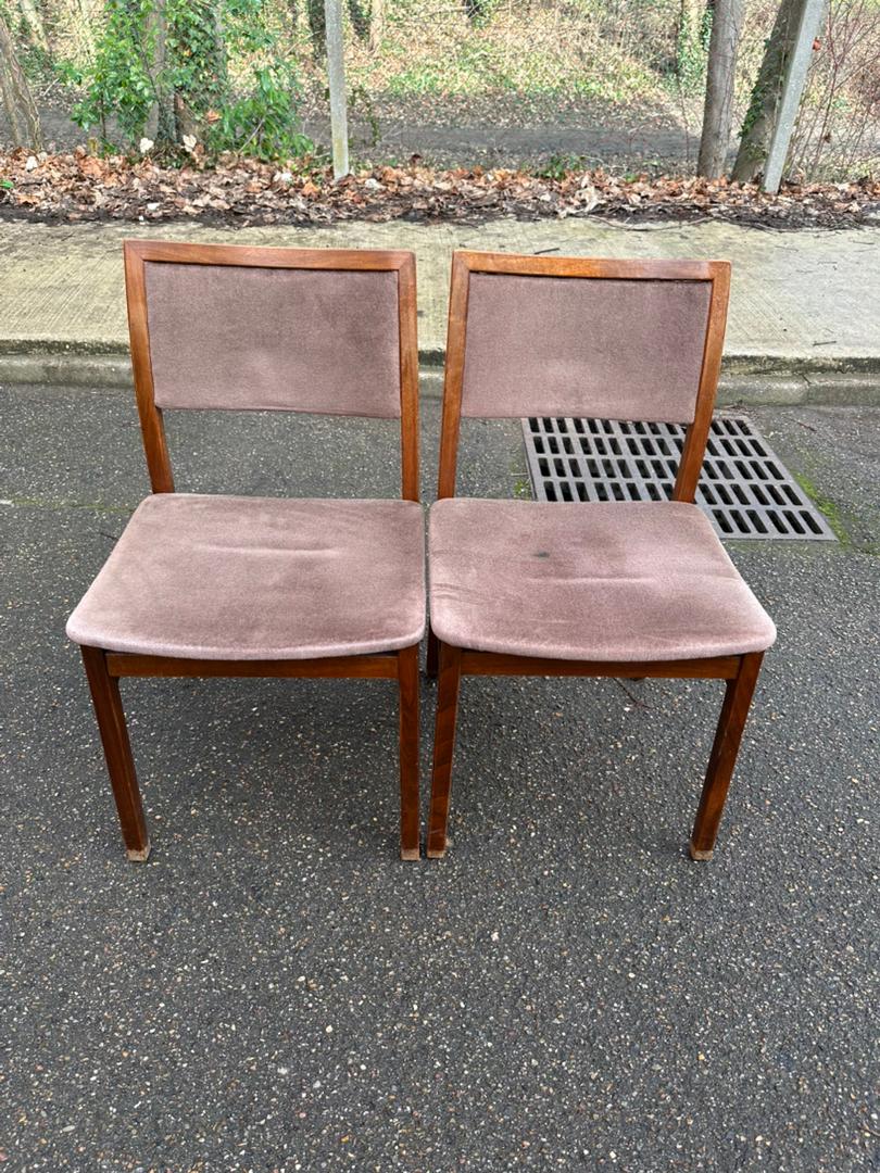 2 Scandinavian Baumann chairs in solid wood and purple velvet, 1960.