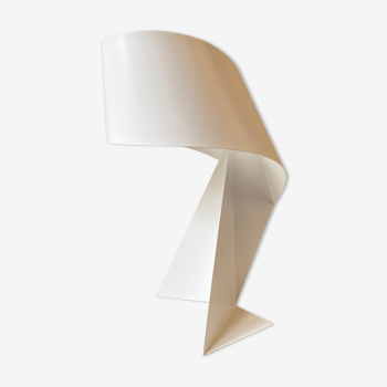 Lampe de salon Ribbon design Claire Norcross acier laqué blanc