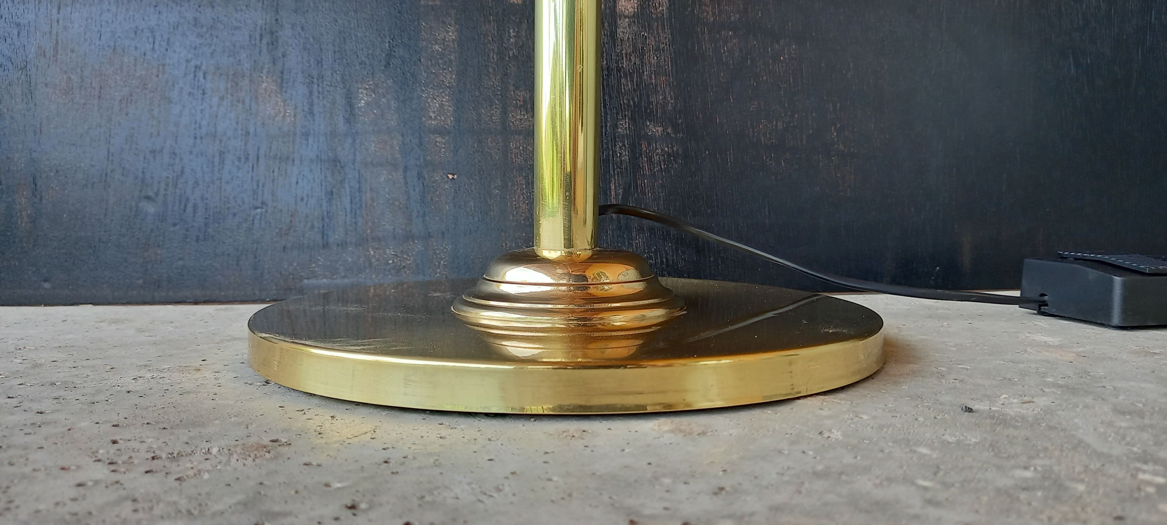 Floor lamp articulated