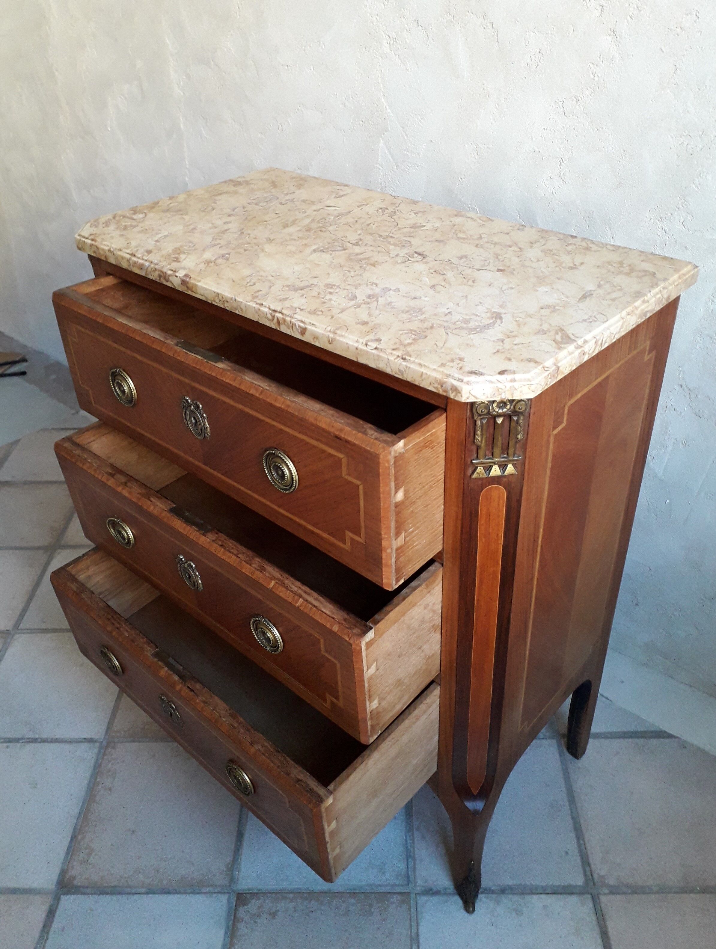 Commode style Louis XVI garnitures en bronze