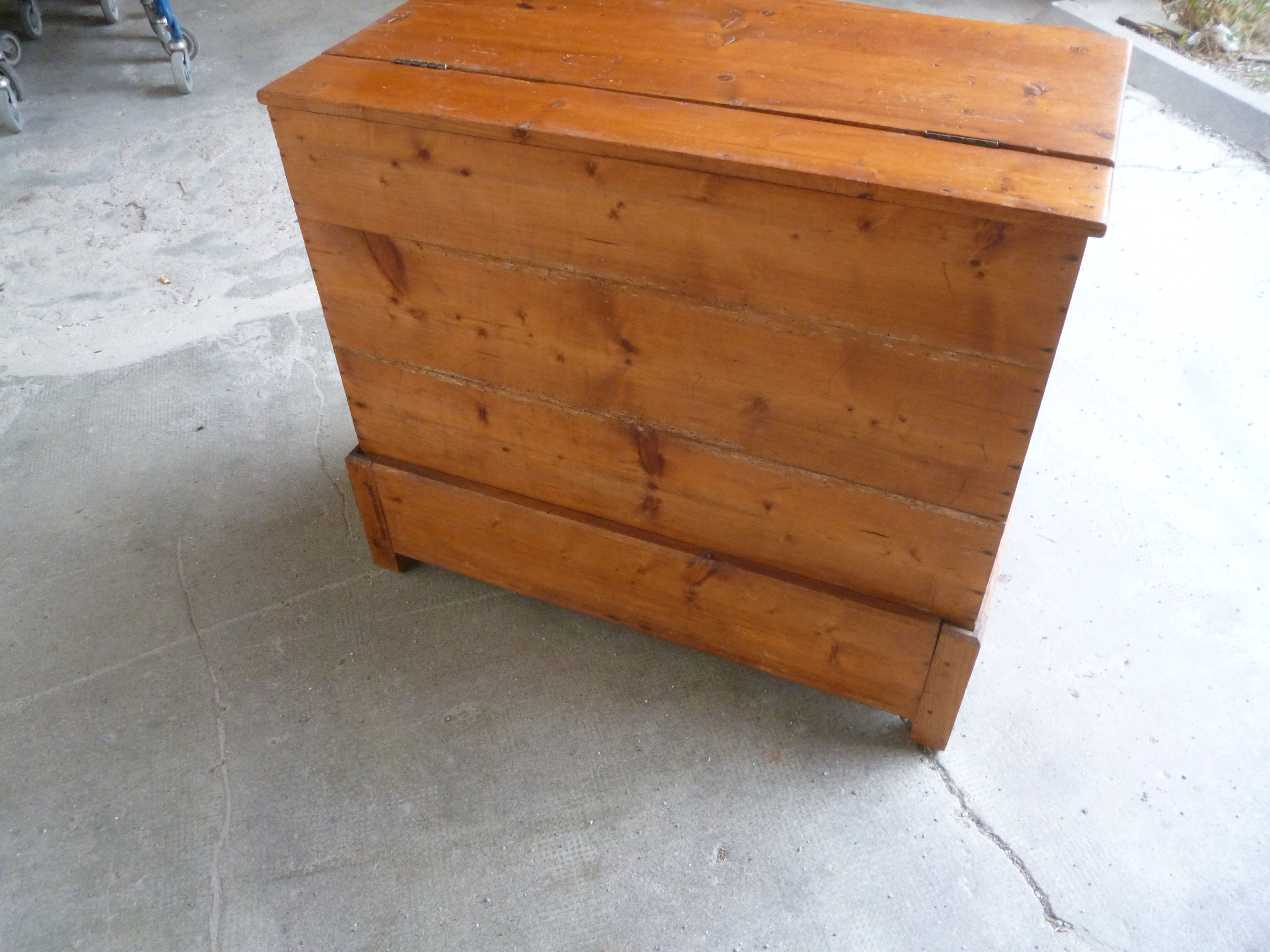 Wood chest