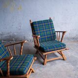 Canapé 3 places en chêne style années 50, avec tissu à carreaux vert-bleu et accoudoirs à fuseaux tournés.