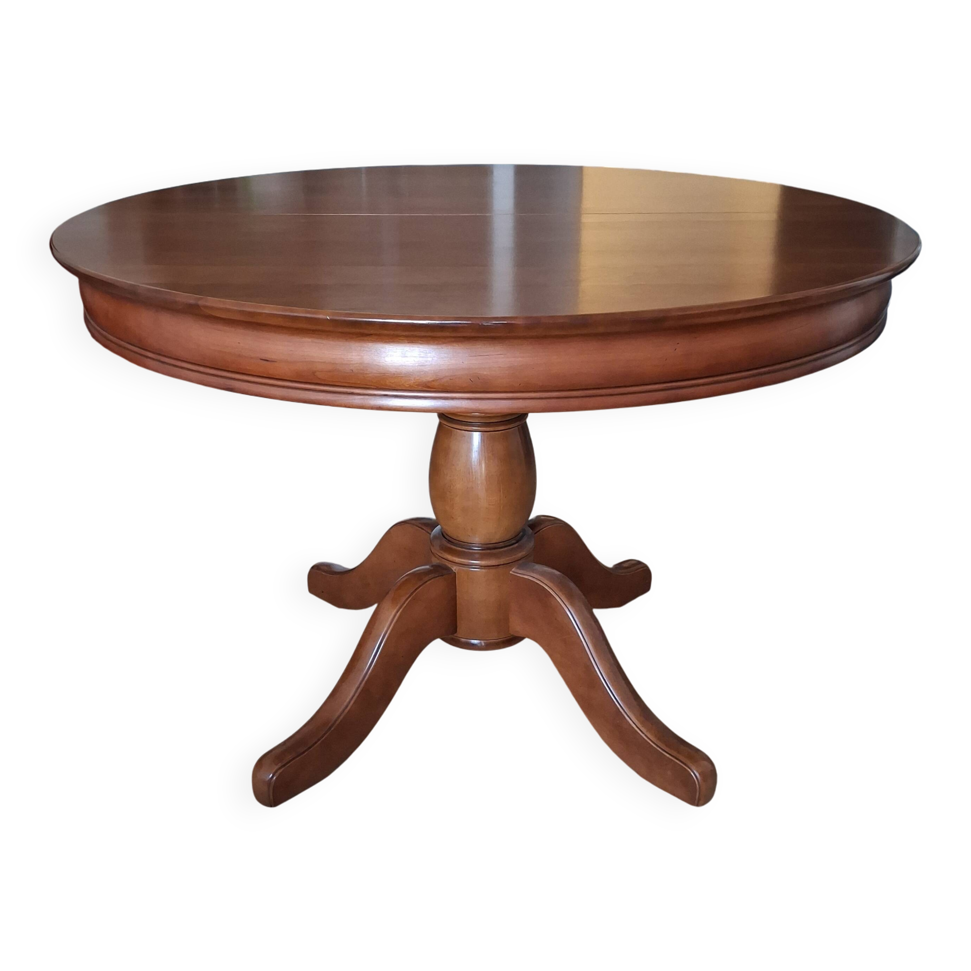 Round table in cherry wood