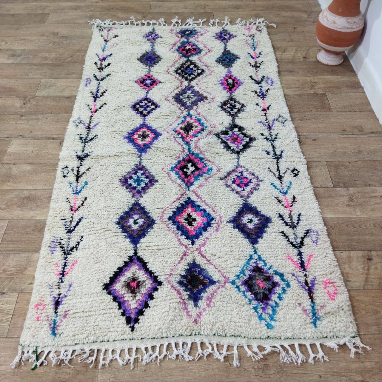 Handmade moroccan berber rug 217 x 117 cm