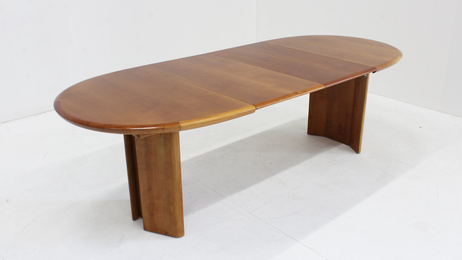 Vintage oval extendable dining table