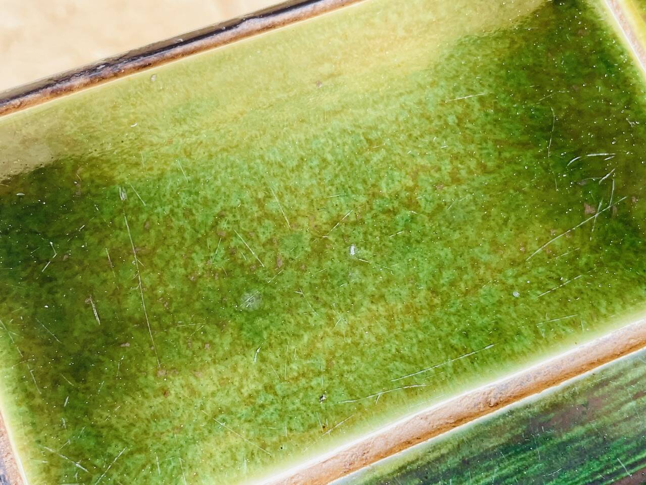 Table basse en céramique avec porte-magazine, circa 1970