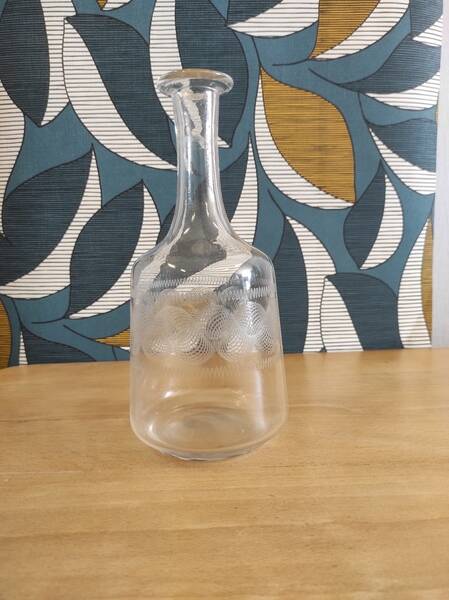 Carafe en verre moulé et gravé