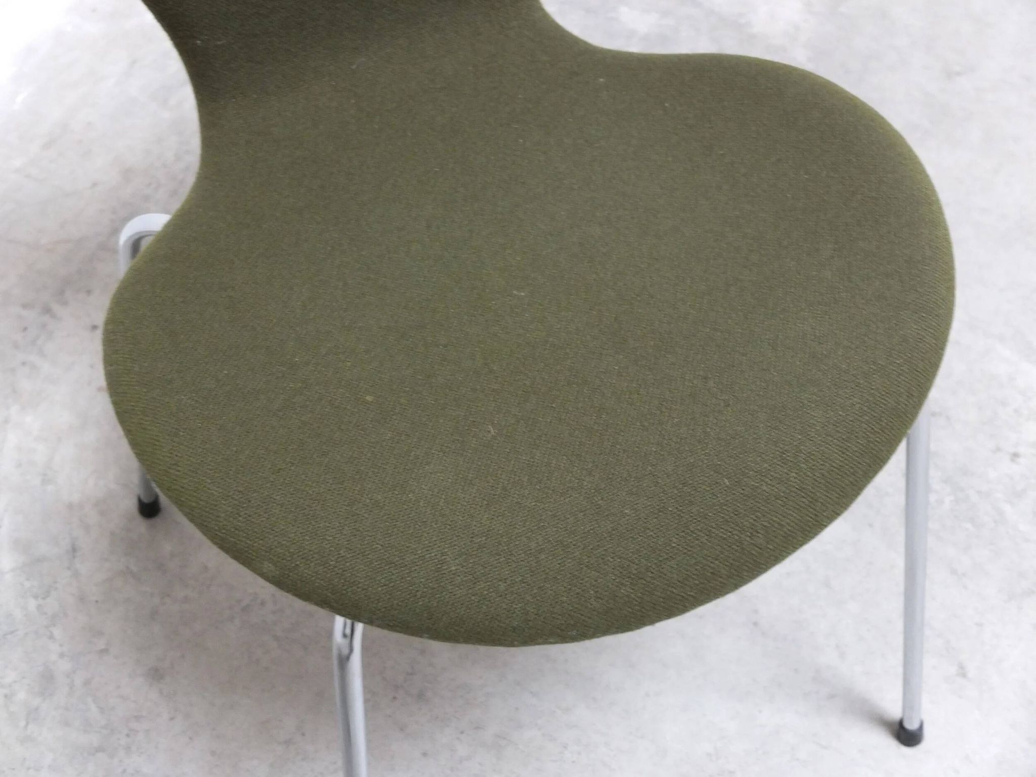 Pair of 'Series 7' chairs in green fabric by Arne Jacobsen for Fritz Hansen, 1980
