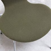 Pair of 'Series 7' chairs in green fabric by Arne Jacobsen for Fritz Hansen, 1980
