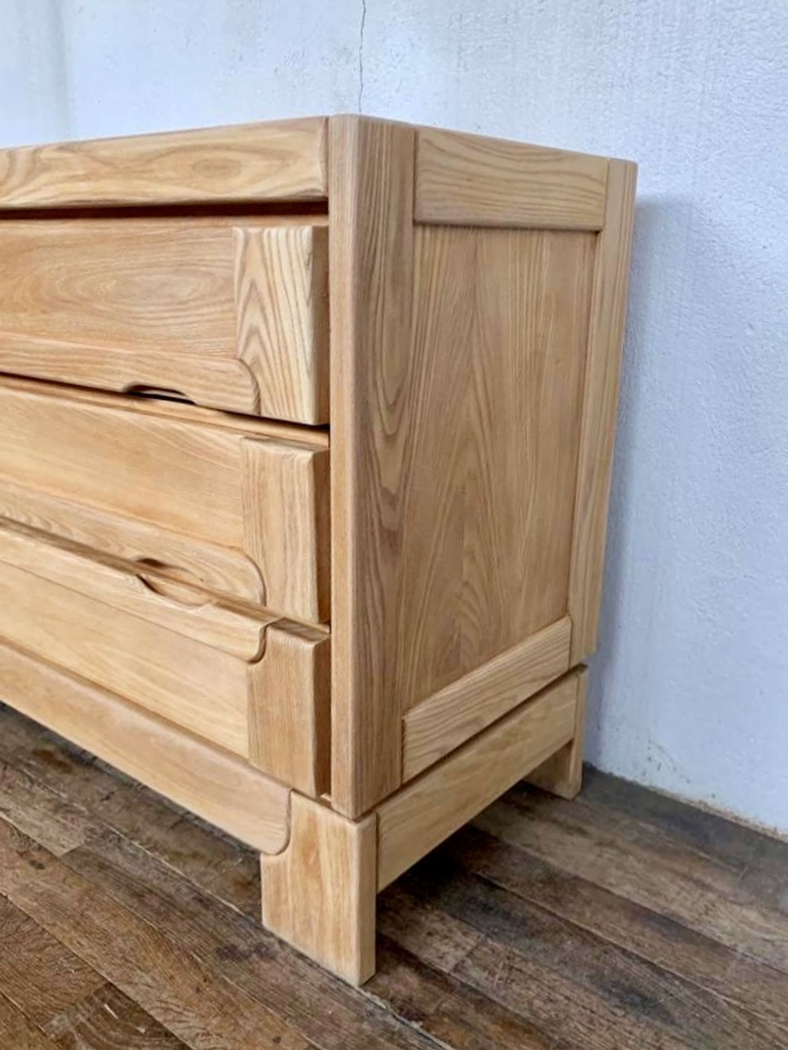 Commode vintage moderniste en orme massif 3 tiroirs