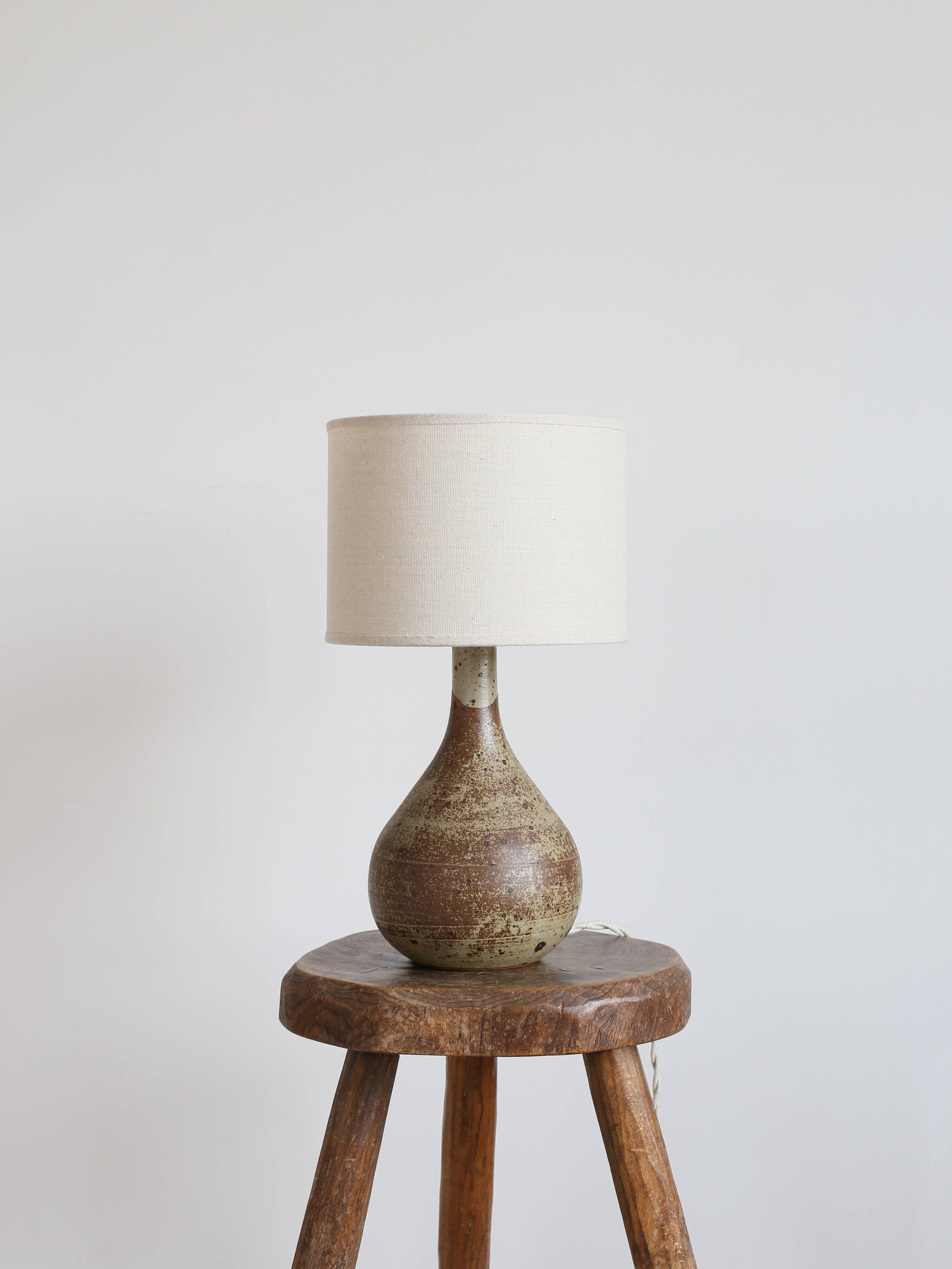 Lampe en grès signée