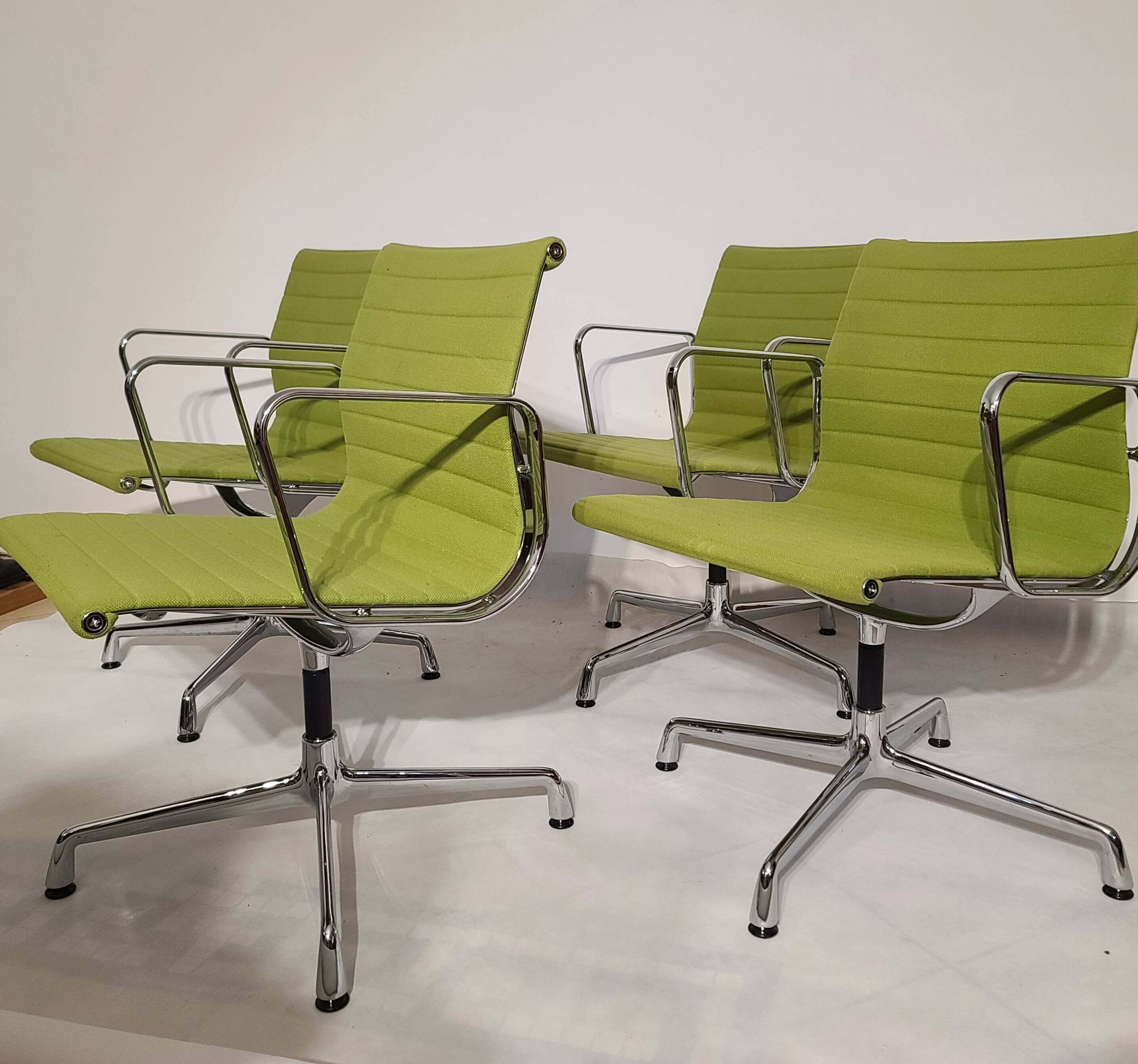 Chaise pivotante Vitra EA 108 Aluminium