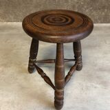 Tabouret tripode rond en bois foncé