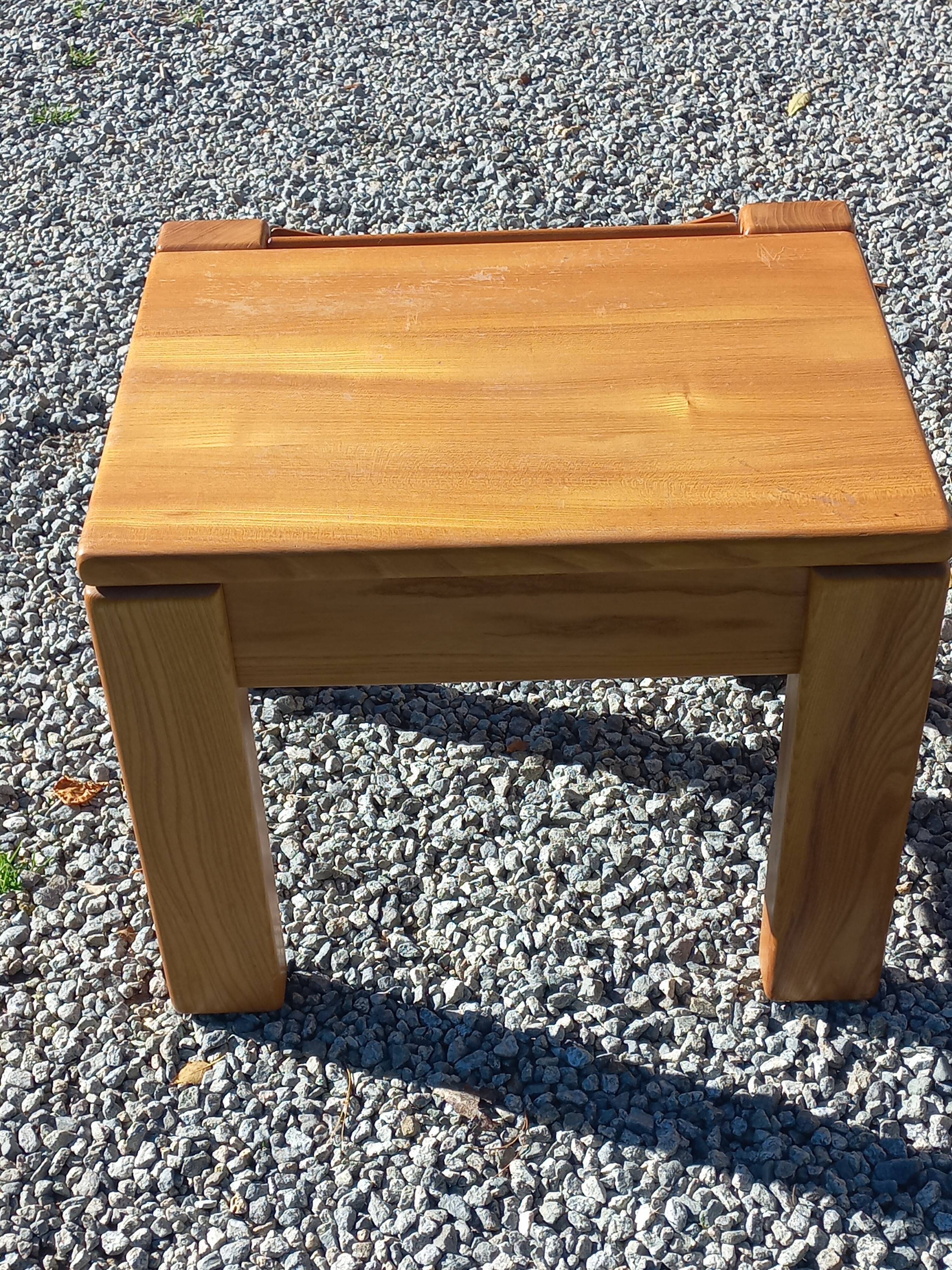 Paire de chevets en orme massif de la maison Regain