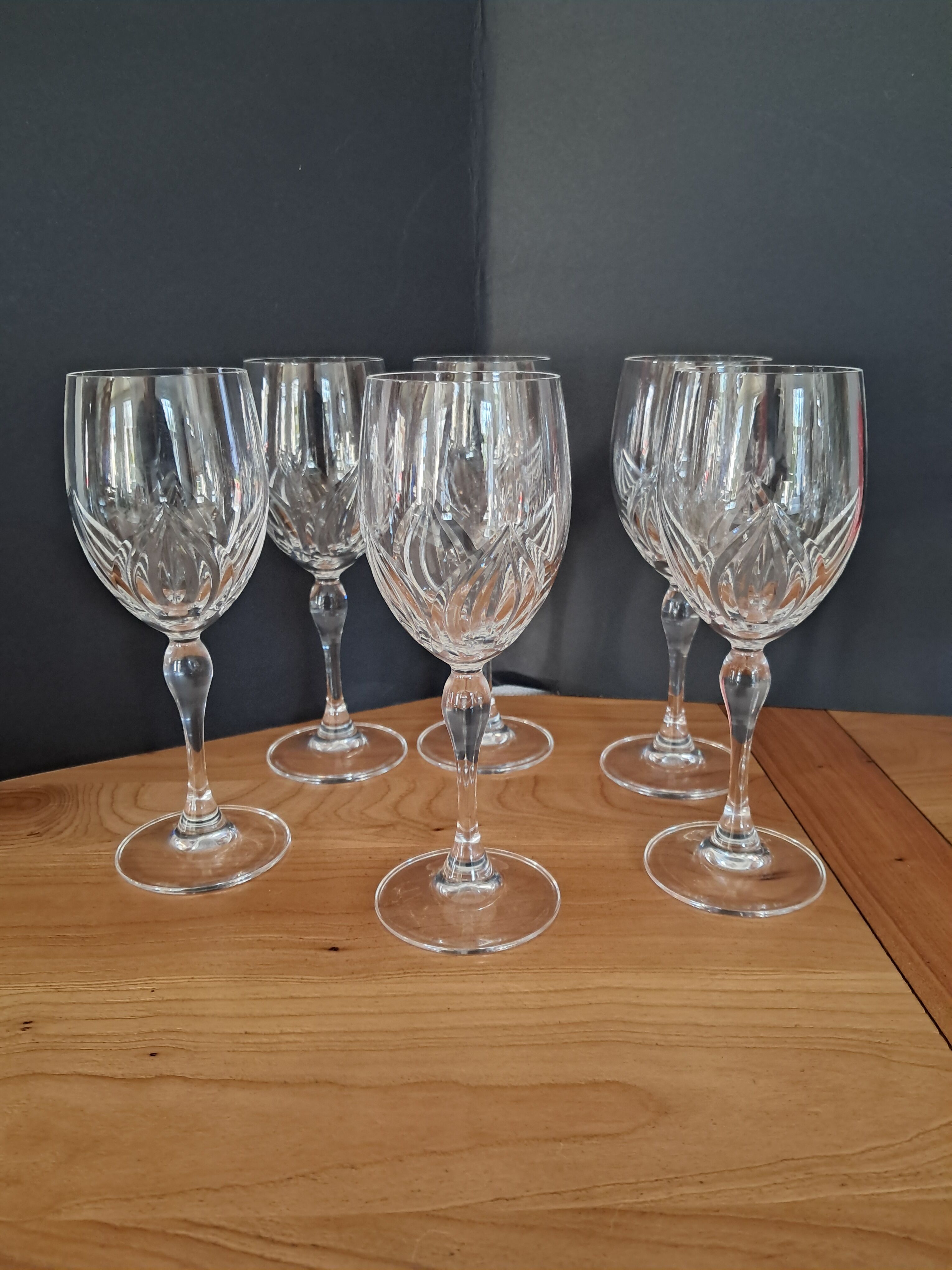 Crystal wine glasses with petal decoration