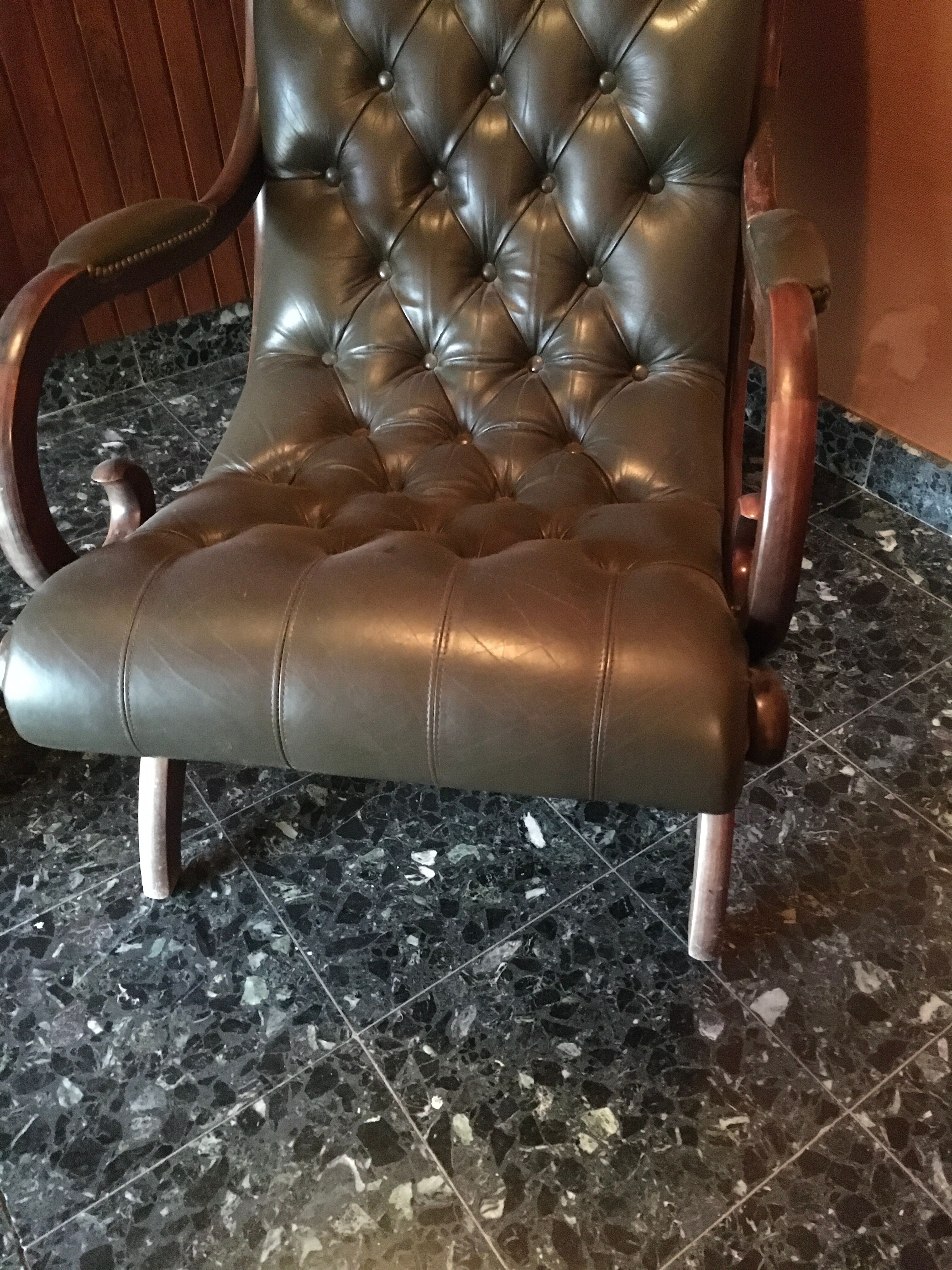 Chesterfield elongated chair