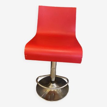 Tabouret de bar vintage rotatif et relevable assise bois rouge et pied chrome