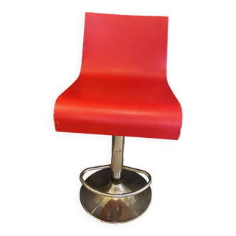 Tabouret de bar vintage rotatif et relevable assise bois rouge et pied chrome