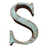 Ancienne lettre d'enseigne " S " en métal patiné