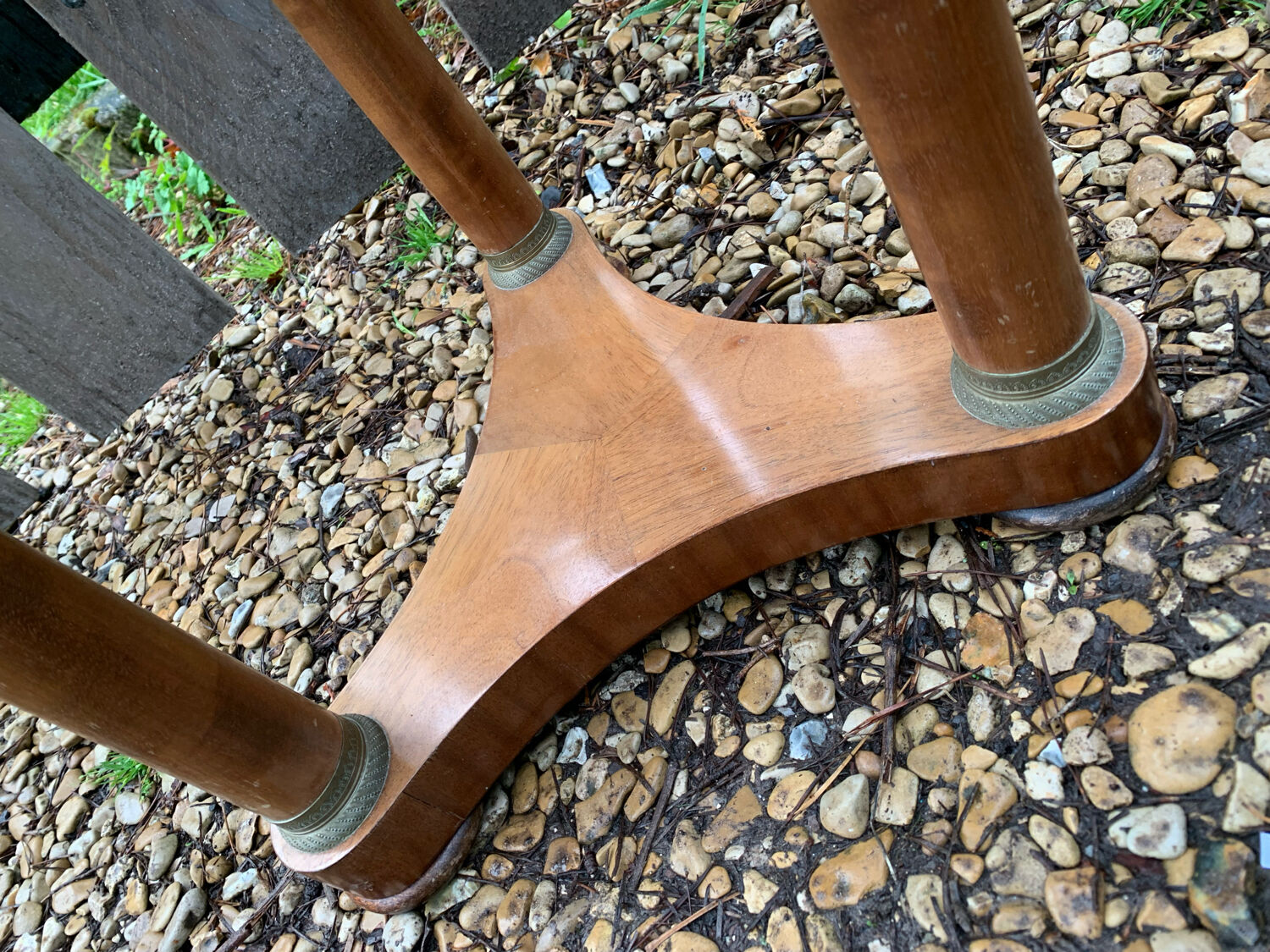 Gueridon in walnut bramble