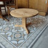 Round coffee table