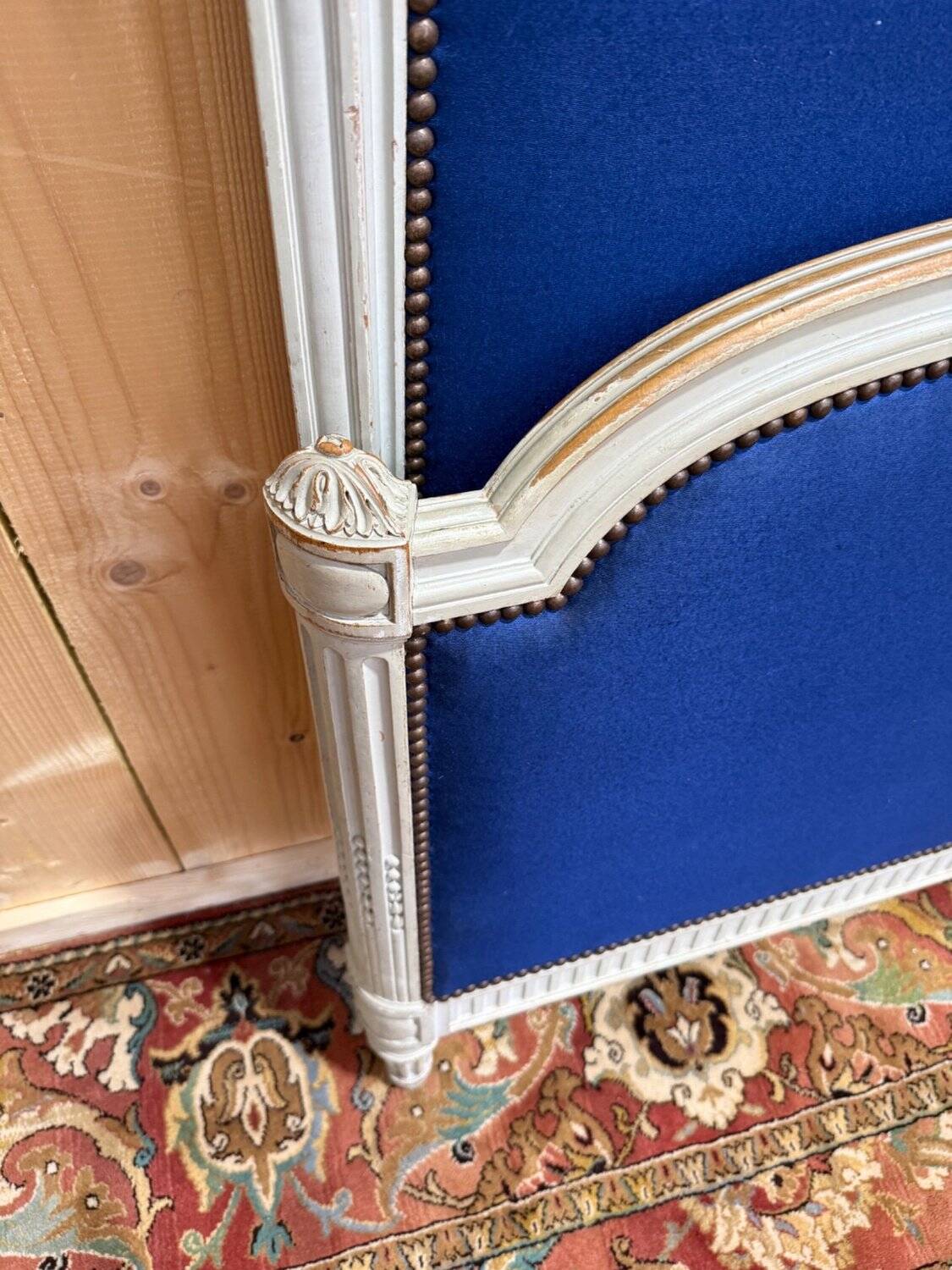 Tête et pied de lit – Style Louis XVI – Bois peint – Atelier parisien