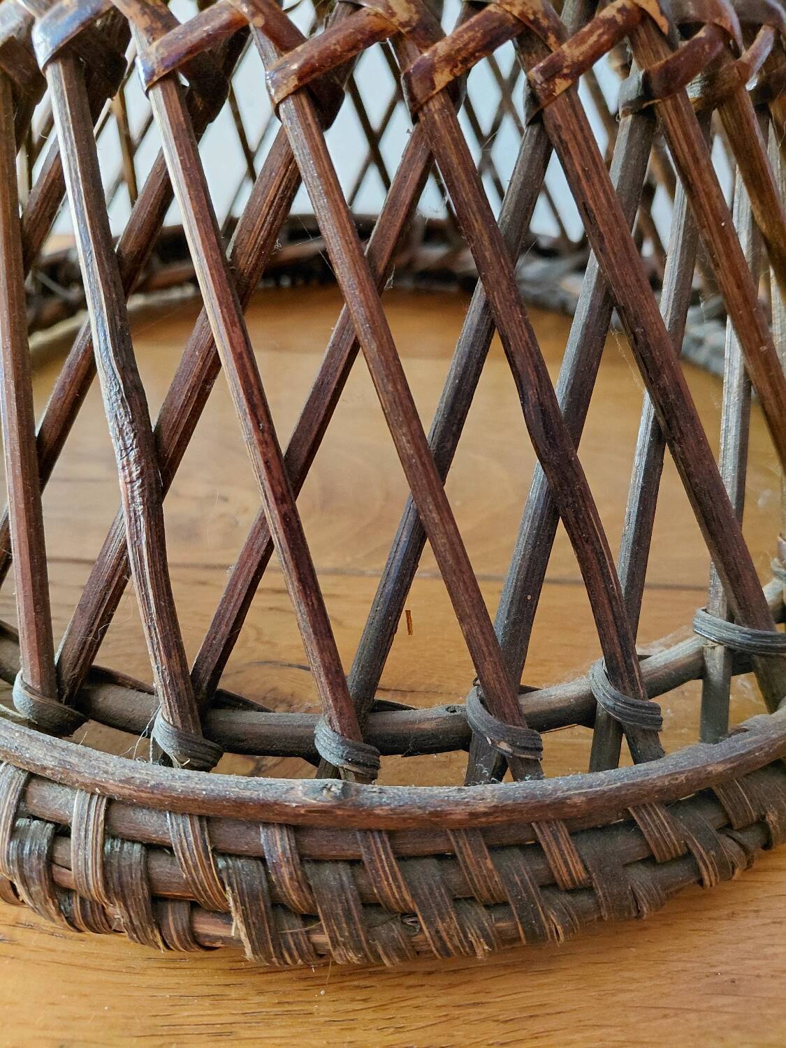 Diabolo stool in rattan