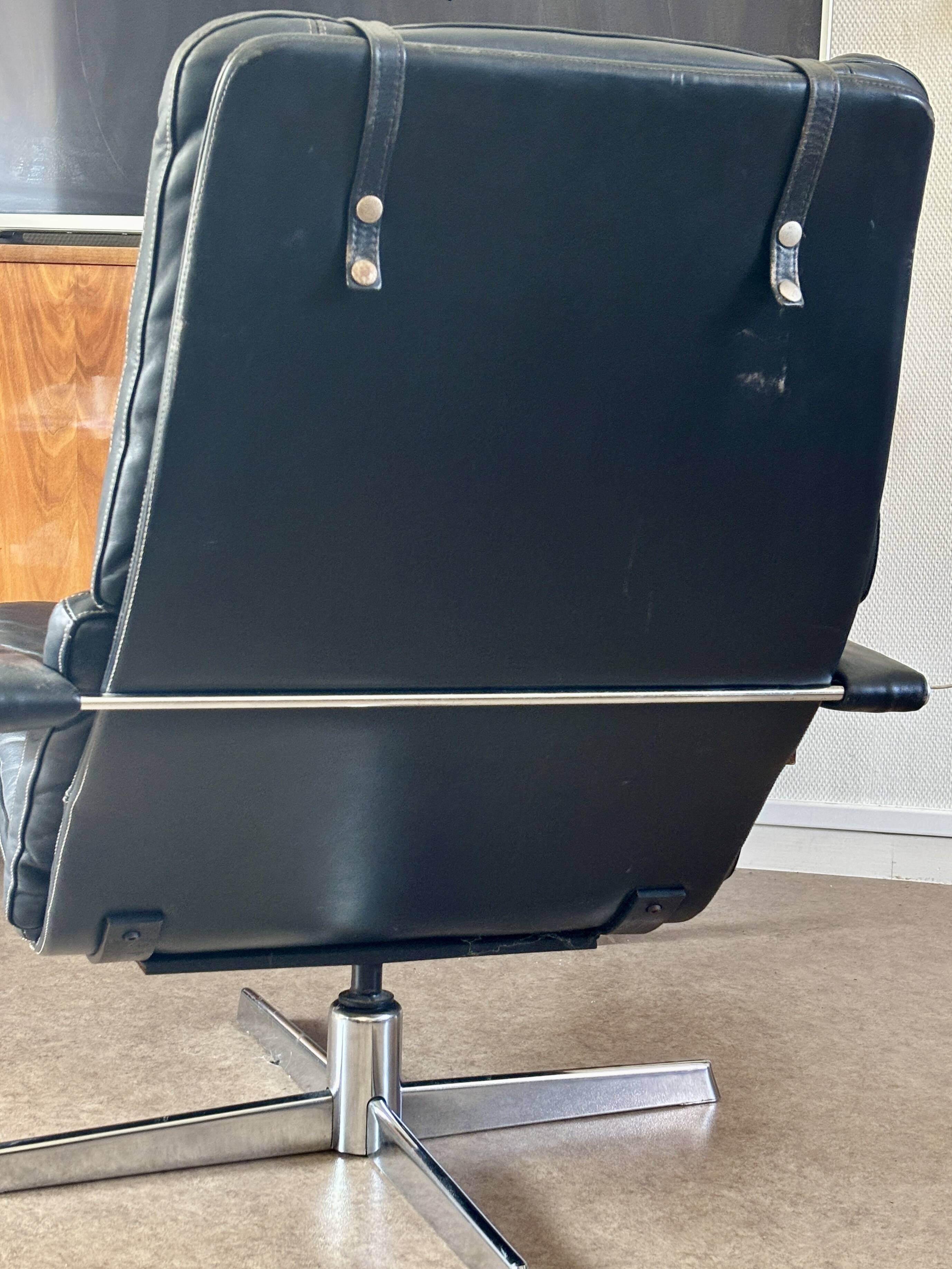 Vintage black leather lounge chair – swivel – 1970s